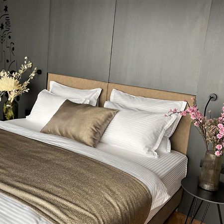 Arka Art Hotel Kashari المظهر الخارجي الصورة A bed with bed linen