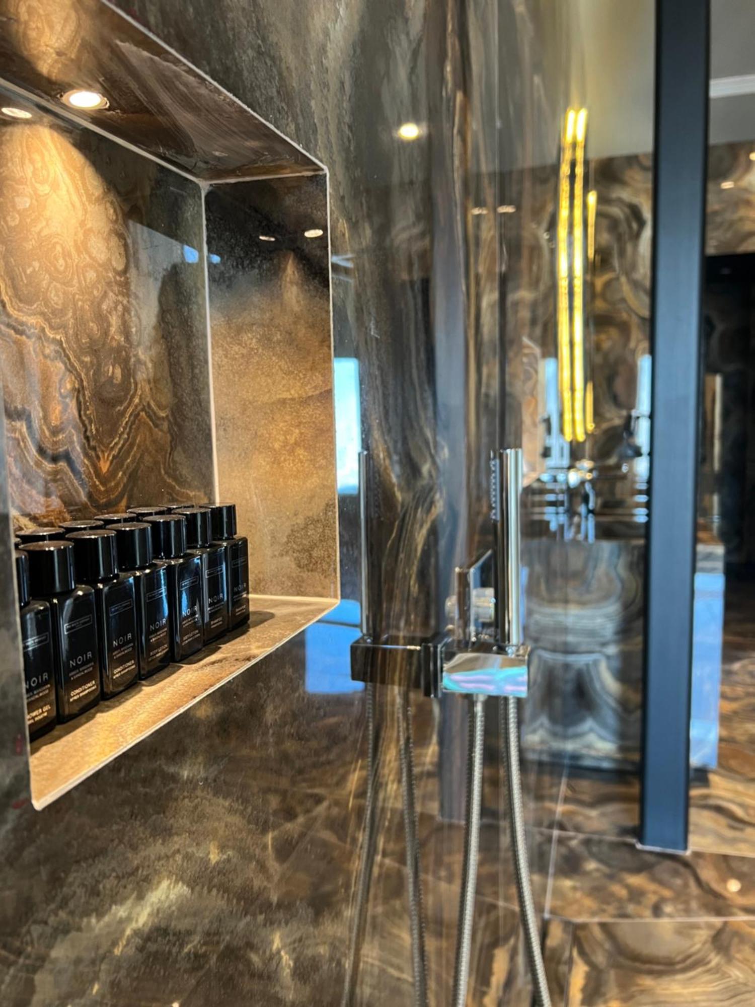 Arka Art Hotel Kashari المظهر الخارجي الصورة A typical shower
