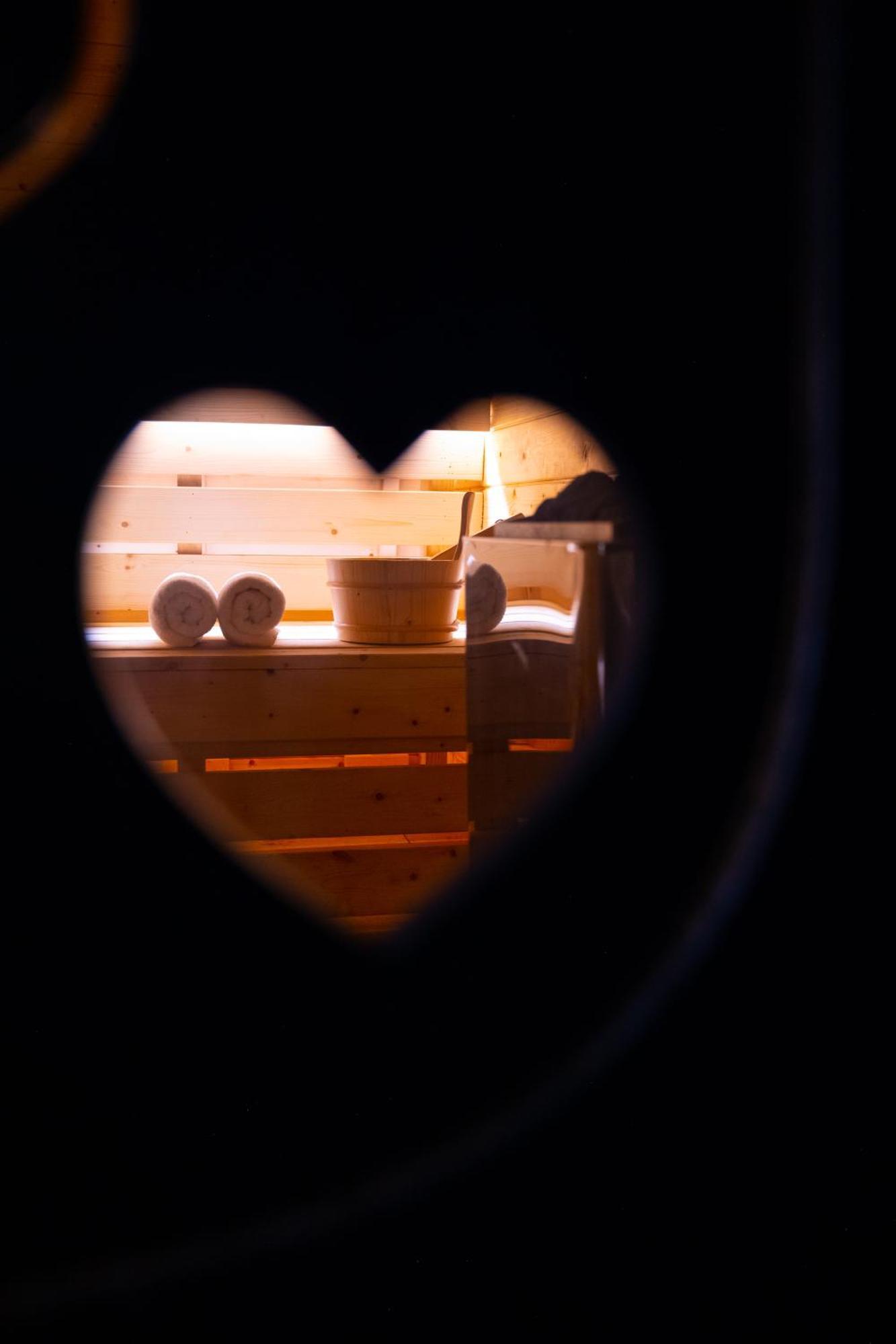 Arka Art Hotel Kashari المظهر الخارجي الصورة A heart-shaped hole in a sauna door