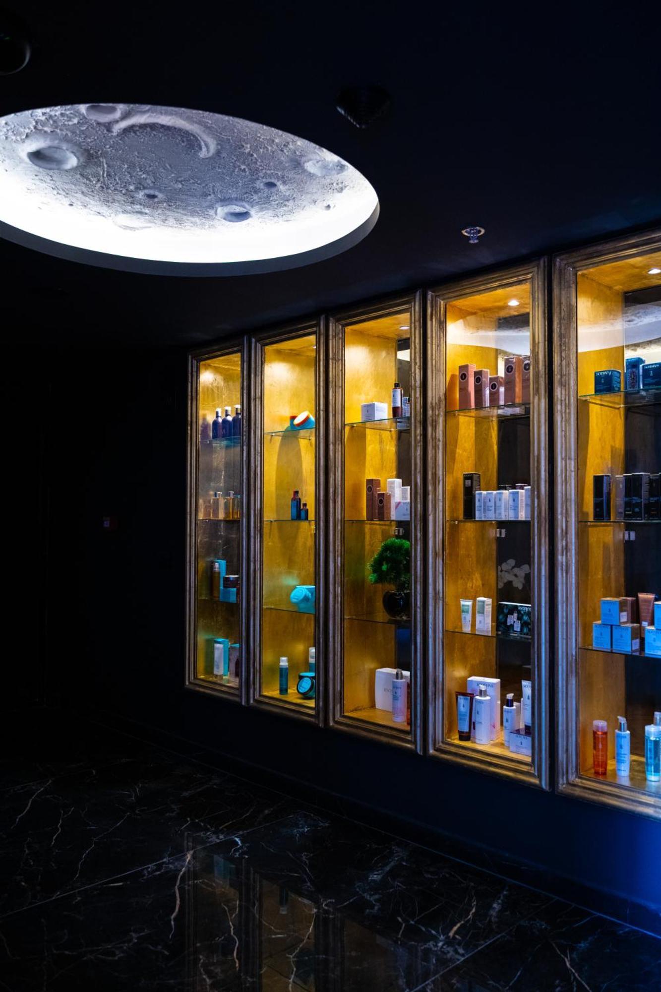 Arka Art Hotel Kashari المظهر الخارجي الصورة A display of products at a salon
