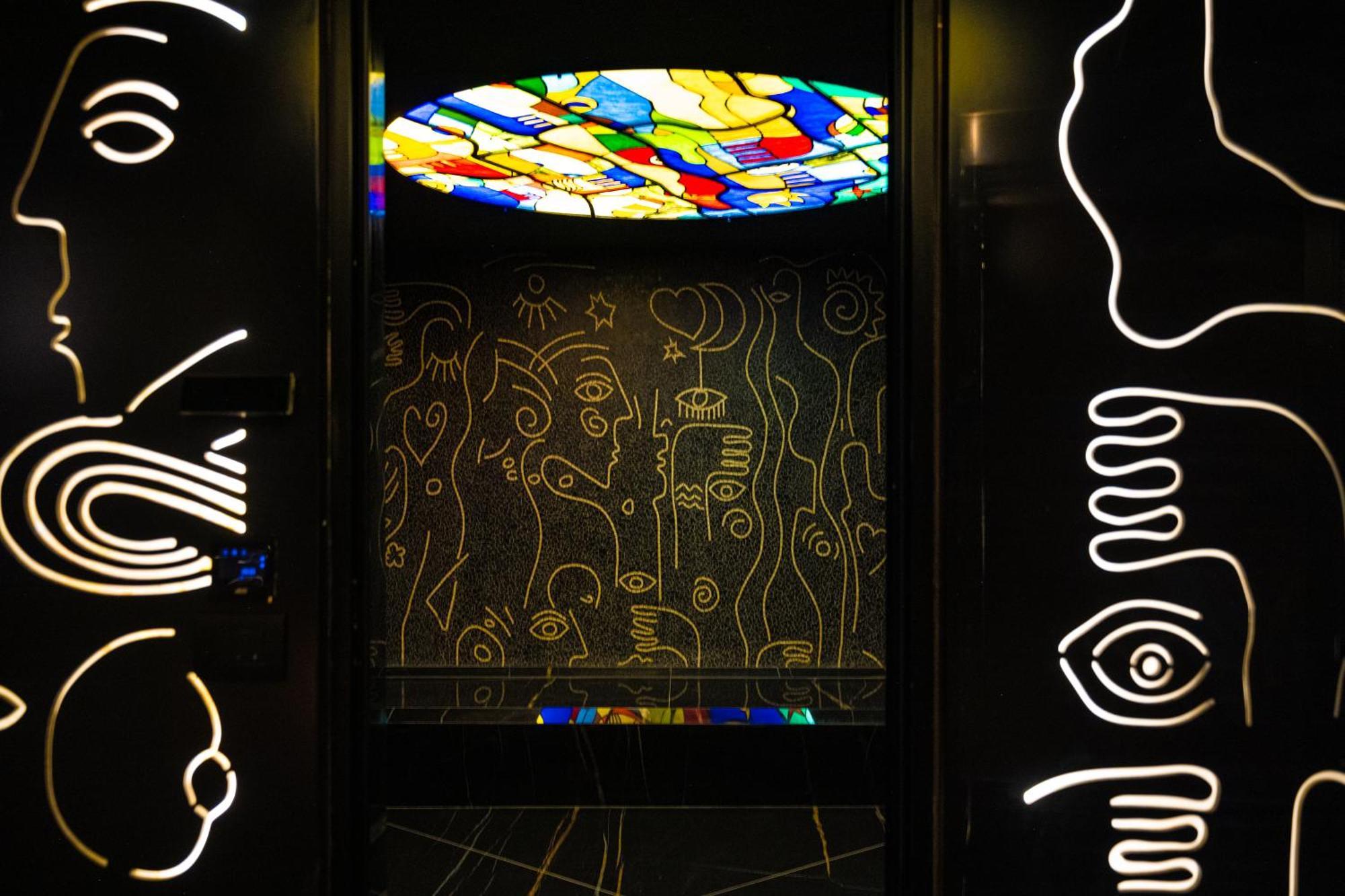 Arka Art Hotel Kashari المظهر الخارجي الصورة The stained glass window in the elevator