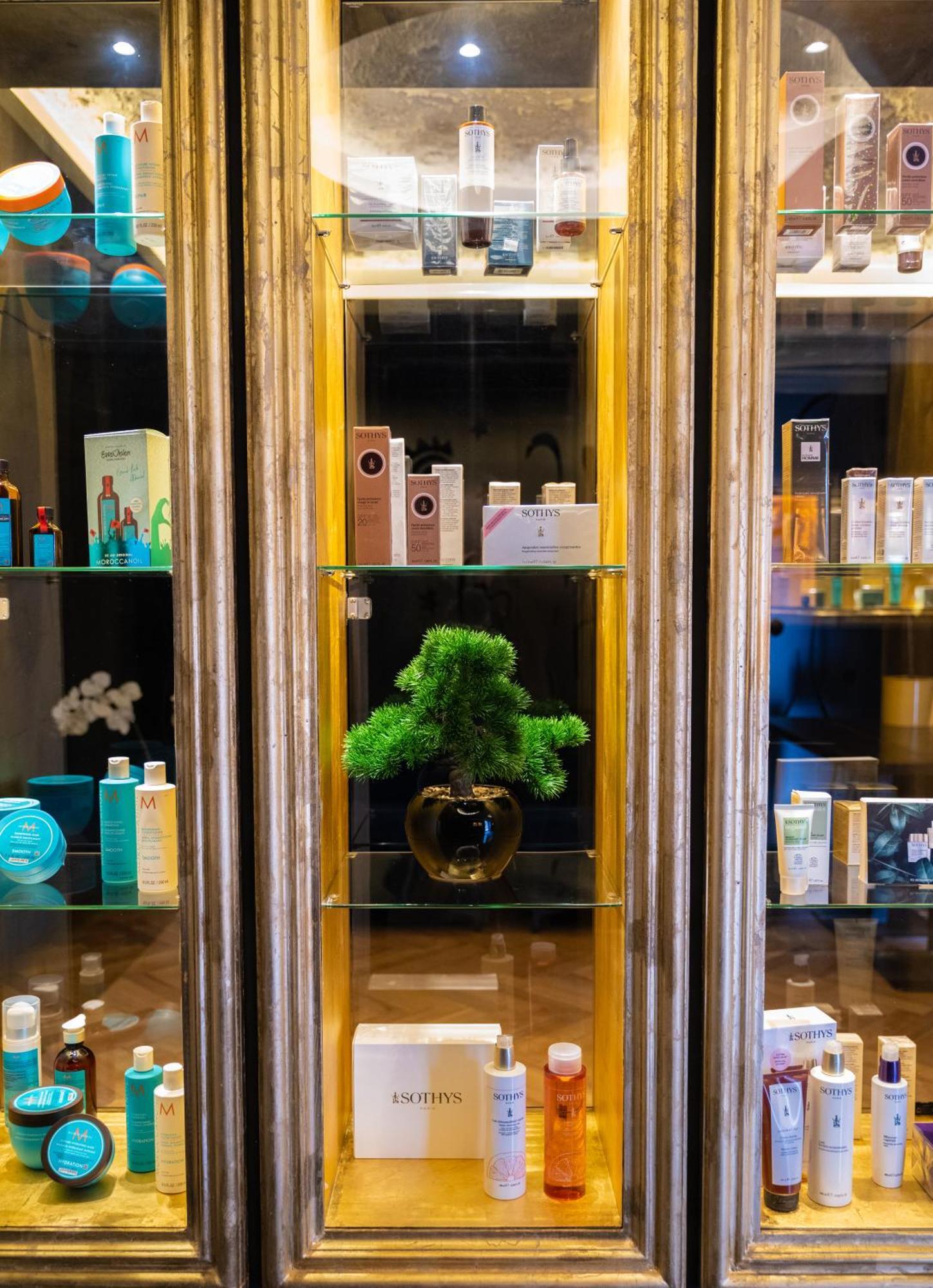 Arka Art Hotel Kashari المظهر الخارجي الصورة A display of various skincare products